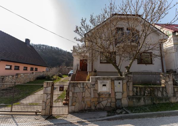 Veľký dvojgeneračný rodinný dom v krásnej oblasti, Svätý Jur, Neštich