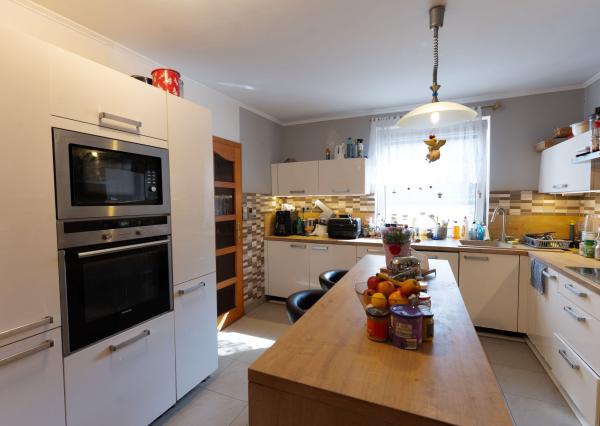 Veľký dvojgeneračný rodinný dom v krásnej oblasti, Svätý Jur, Neštich