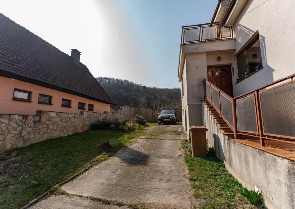 Veľký dvojgeneračný rodinný dom v krásnej oblasti, Svätý Jur, Neštich