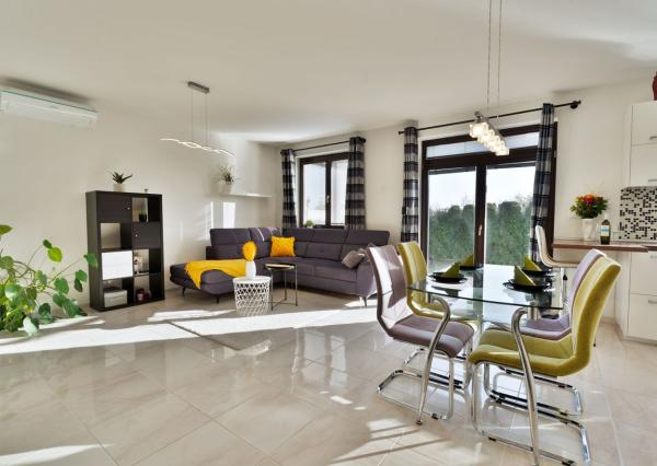 Na predaj útulný 4-izb rodinný dom v obci Veľký Grob s ďaľším menším domom na pozemku.