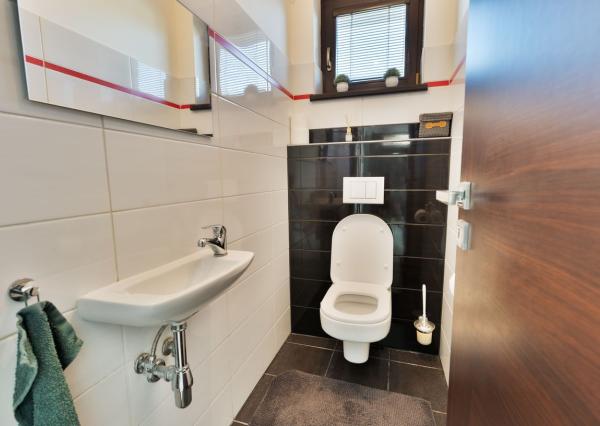 Na predaj útulný 4-izb rodinný dom v obci Veľký Grob s ďaľším menším domom na pozemku.