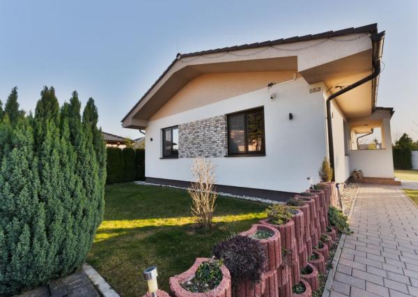 Na predaj útulný 4-izb rodinný dom v obci Veľký Grob s ďaľším menším domom na pozemku.