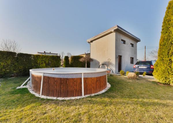 Na predaj útulný 4-izb rodinný dom v obci Veľký Grob s ďaľším menším domom na pozemku.