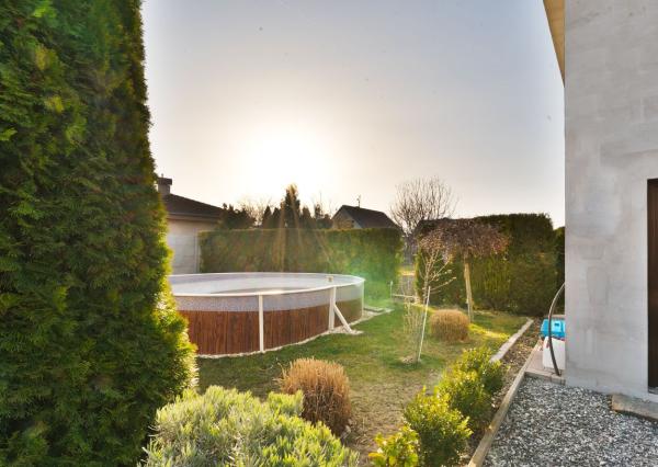 Na predaj útulný 4-izb rodinný dom v obci Veľký Grob s ďaľším menším domom na pozemku.