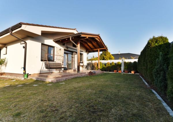 Na predaj útulný 4-izb rodinný dom v obci Veľký Grob s ďaľším menším domom na pozemku.