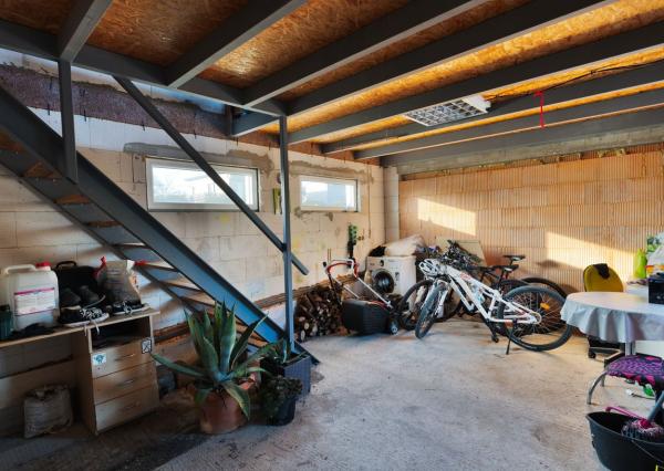 Na predaj útulný 4-izb rodinný dom v obci Veľký Grob s ďaľším menším domom na pozemku.