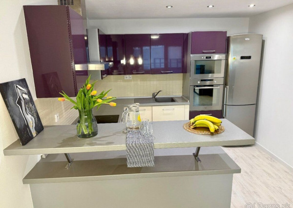 Na predaj priestranný 2-izbový byt s loggiou a parkovacím miestom – Martinčekova ulica, Ružinov