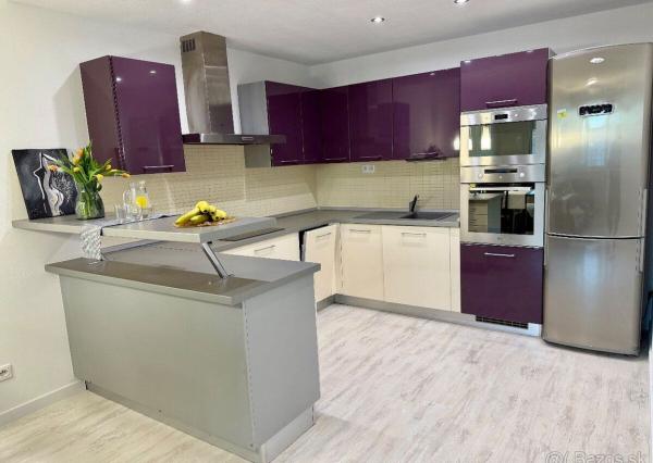 Na predaj priestranný 2-izbový byt s loggiou a parkovacím miestom – Martinčekova ulica, Ružinov