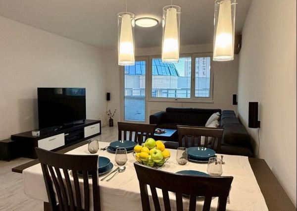 Na predaj priestranný 2-izbový byt s loggiou a parkovacím miestom – Martinčekova ulica, Ružinov