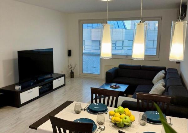 Na predaj priestranný 2-izbový byt s loggiou a parkovacím miestom – Martinčekova ulica, Ružinov