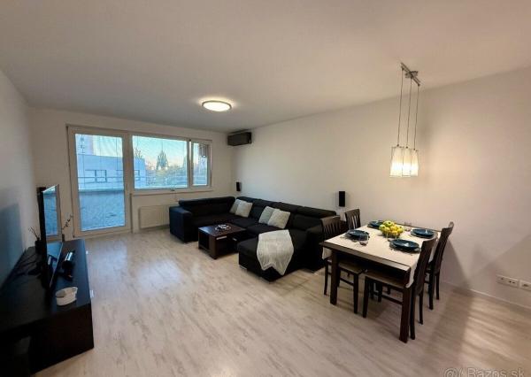 Na predaj priestranný 2-izbový byt s loggiou a parkovacím miestom – Martinčekova ulica, Ružinov