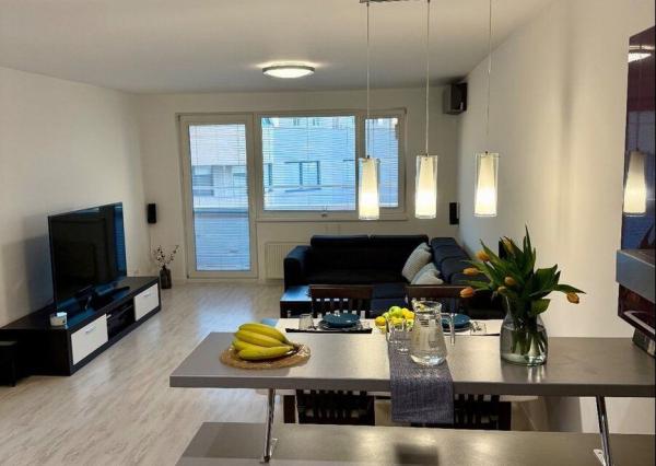 Na predaj priestranný 2-izbový byt s loggiou a parkovacím miestom – Martinčekova ulica, Ružinov