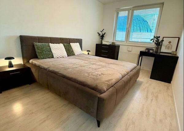 Na predaj priestranný 2-izbový byt s loggiou a parkovacím miestom – Martinčekova ulica, Ružinov