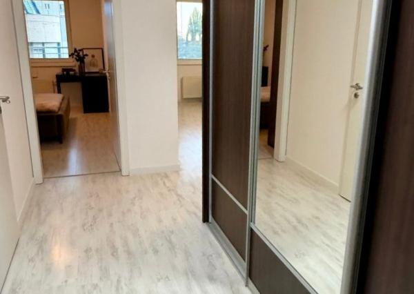 Na predaj priestranný 2-izbový byt s loggiou a parkovacím miestom – Martinčekova ulica, Ružinov