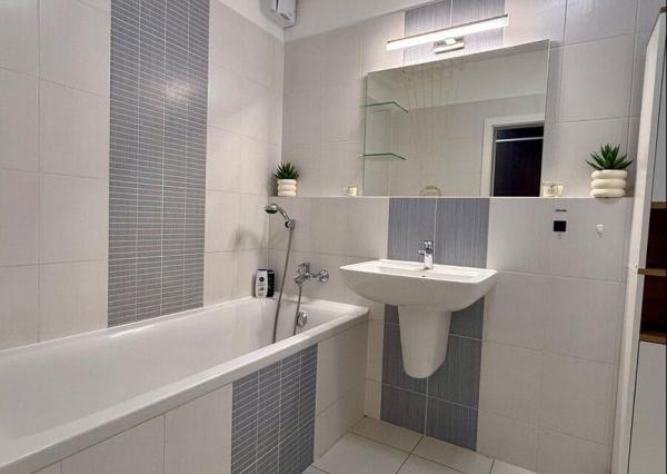 Na predaj priestranný 2-izbový byt s loggiou a parkovacím miestom – Martinčekova ulica, Ružinov