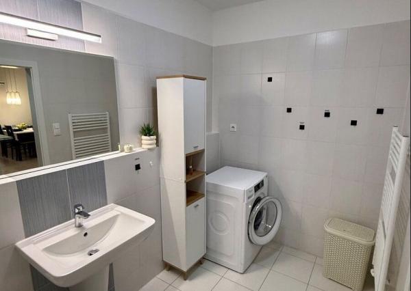 Na predaj priestranný 2-izbový byt s loggiou a parkovacím miestom – Martinčekova ulica, Ružinov