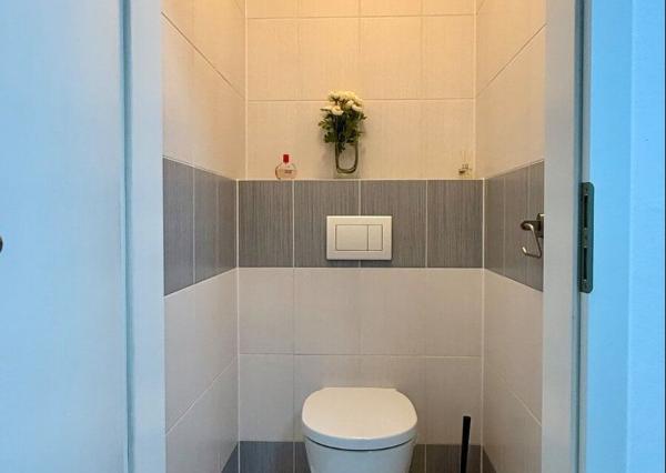 Na predaj priestranný 2-izbový byt s loggiou a parkovacím miestom – Martinčekova ulica, Ružinov