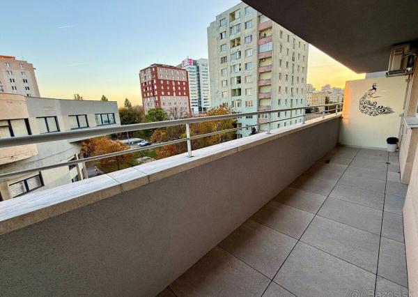 Na predaj priestranný 2-izbový byt s loggiou a parkovacím miestom – Martinčekova ulica, Ružinov