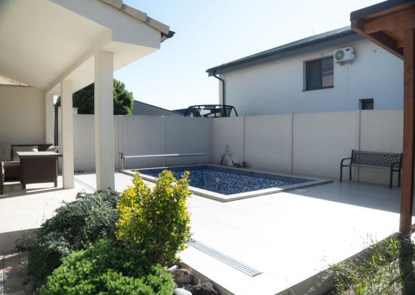 Nadštandartný 4 izbový Rodinný Dom v srdci Malého Raja, Slovenský Grob 