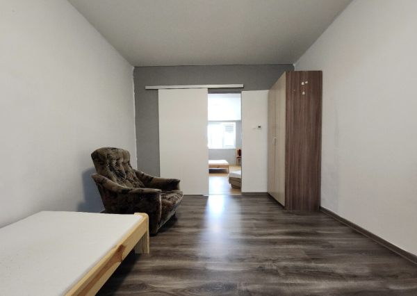 NA PREDAJ: 2 IZBOVÝ BYT V DEVÍNSKEJ NOVEJ VSI