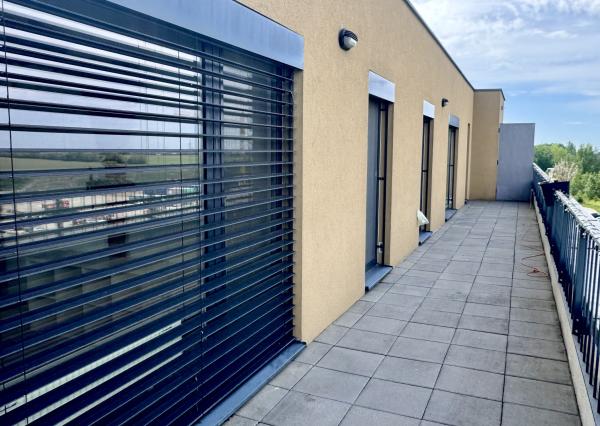 Priestranný 4izbový byt s veľkou terasou–Slnečnice Viladomy