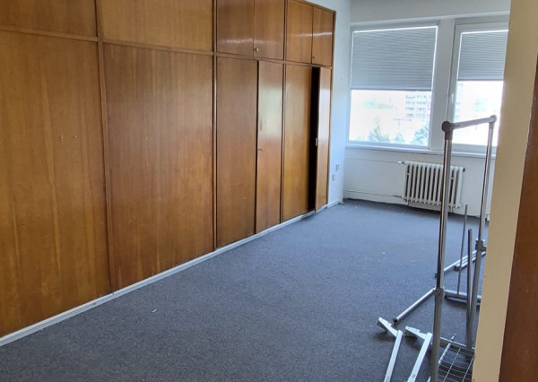 KANCELÁRSKE PRIESTORY S NÍZKYMI NÁKLADMI – BRATISLAVA, BOJNICKÁ ULICA