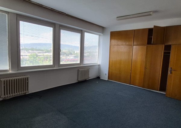 KANCELÁRSKE PRIESTORY S NÍZKYMI NÁKLADMI – BRATISLAVA, BOJNICKÁ ULICA