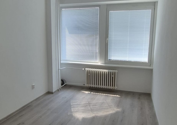 KANCELÁRSKE PRIESTORY S NÍZKYMI NÁKLADMI – BRATISLAVA, BOJNICKÁ ULICA