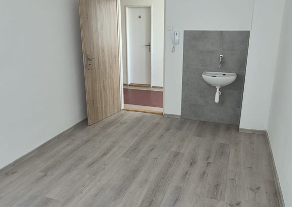 KANCELÁRSKE PRIESTORY S NÍZKYMI NÁKLADMI – BRATISLAVA, BOJNICKÁ ULICA