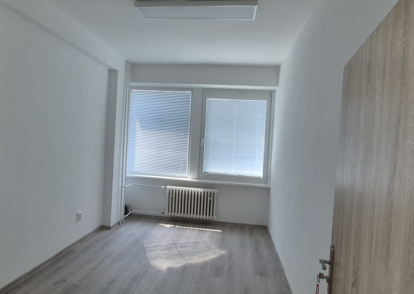KANCELÁRSKE PRIESTORY S NÍZKYMI NÁKLADMI – BRATISLAVA, BOJNICKÁ ULICA