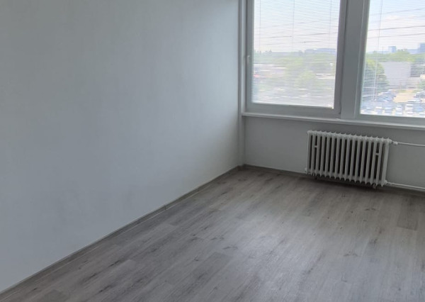 KANCELÁRSKE PRIESTORY S NÍZKYMI NÁKLADMI – BRATISLAVA, BOJNICKÁ ULICA