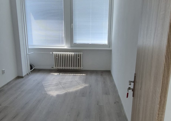 KANCELÁRSKE PRIESTORY S NÍZKYMI NÁKLADMI – BRATISLAVA, BOJNICKÁ ULICA