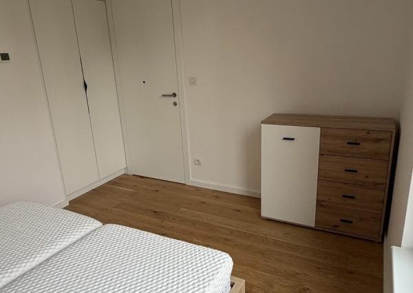 Prenajom Štýlový 2-izbový byt v ZWIRN s garážou a balkónom