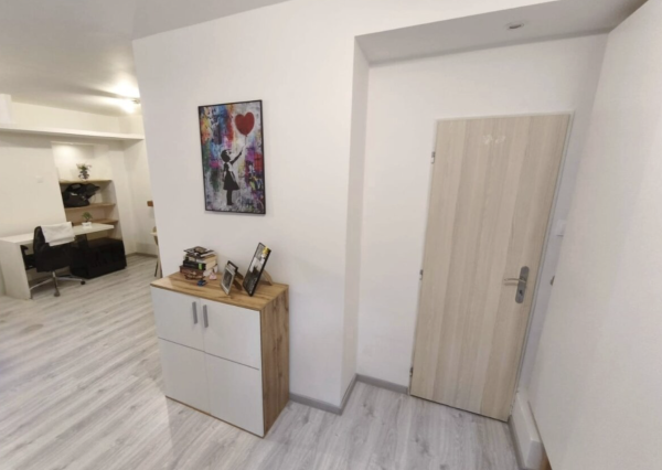 MODERNÝ 1 IZBOVÝ BYT NA PREDAJ V TICHOM VNÚTROBLOKU