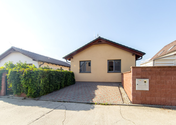 Prenájom - Štýlový 3izb.rodinný dom so záhradou+parkovaním