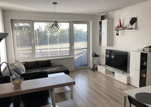 Prenájom - moderný 2-izbový byt s balkónom a parkovaním