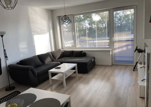 Prenájom - moderný 2-izbový byt s balkónom a parkovaním