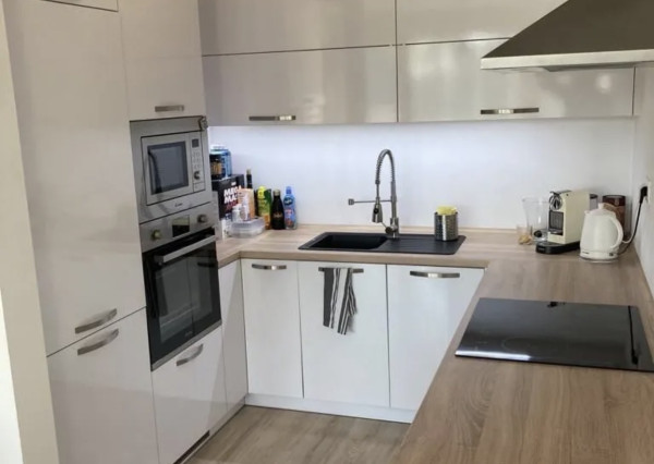 Prenájom - moderný 2-izbový byt s balkónom a parkovaním