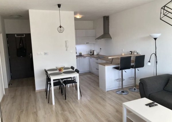 Prenájom - moderný 2-izbový byt s balkónom a parkovaním
