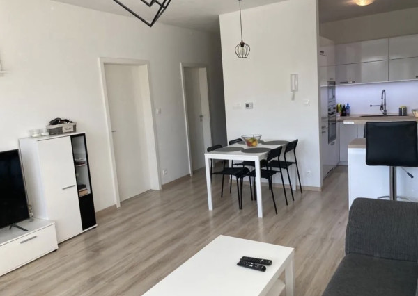 Prenájom - moderný 2-izbový byt s balkónom a parkovaním