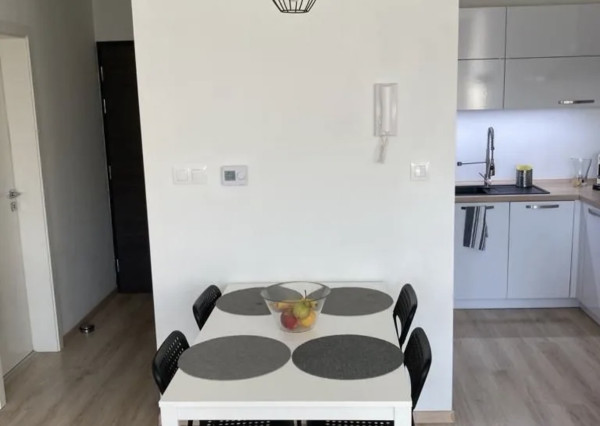 Prenájom - moderný 2-izbový byt s balkónom a parkovaním