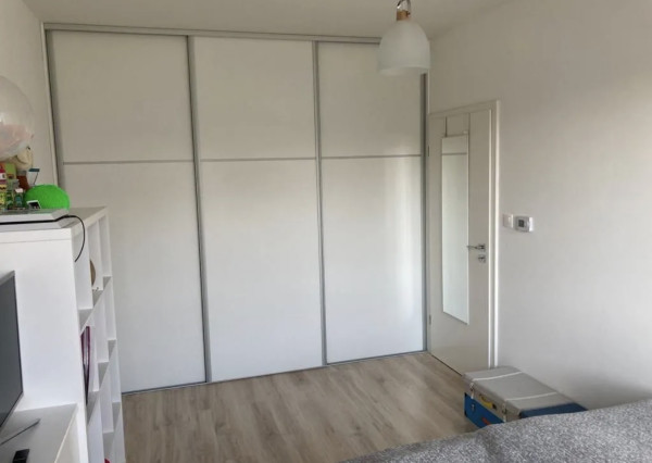 Prenájom - moderný 2-izbový byt s balkónom a parkovaním