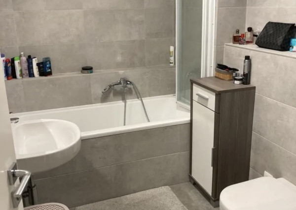 Prenájom - moderný 2-izbový byt s balkónom a parkovaním