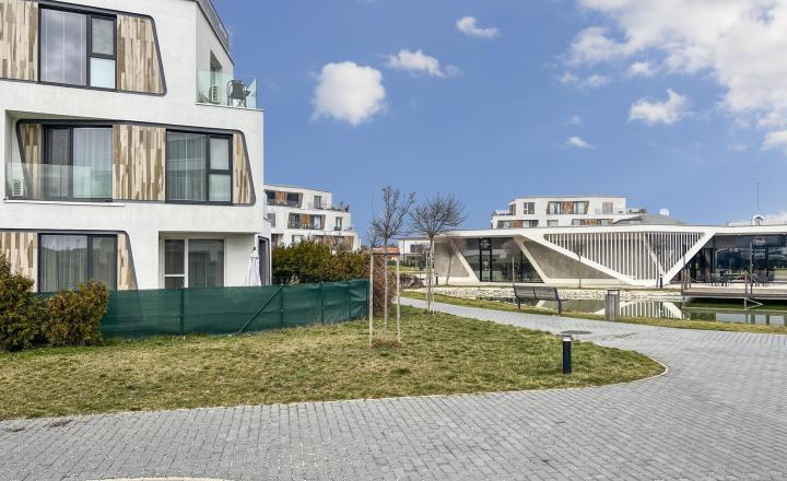 Moderný 3-izbový byt s 2 balkónmi a 2 parkovacími miestami - fotografia 17