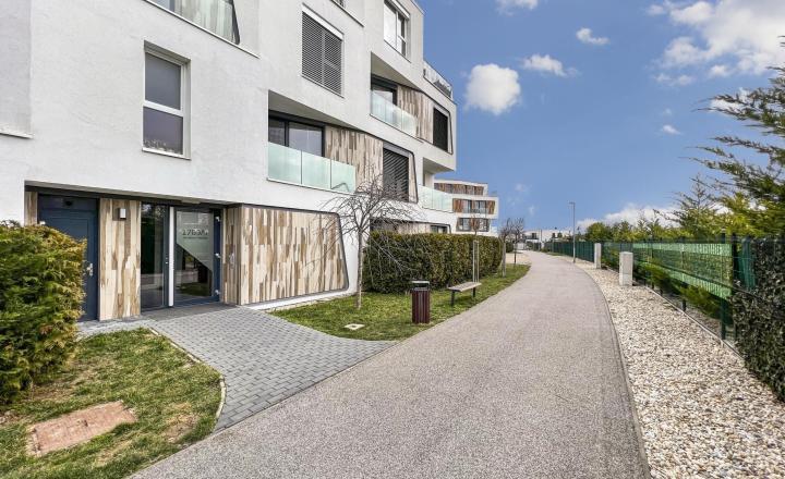 Moderný 3-izbový byt s 2 balkónmi a 2 parkovacími miestami - fotografia 18
