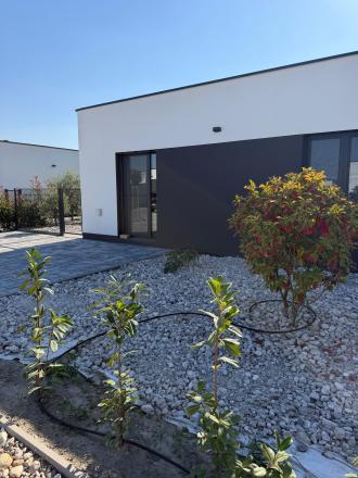 MODERNÝ 4-IZBOVÝ BUNGALOV NA PRENÁJOM – HVIEZDOSLAVOV RESIDENCE - fotografia 1