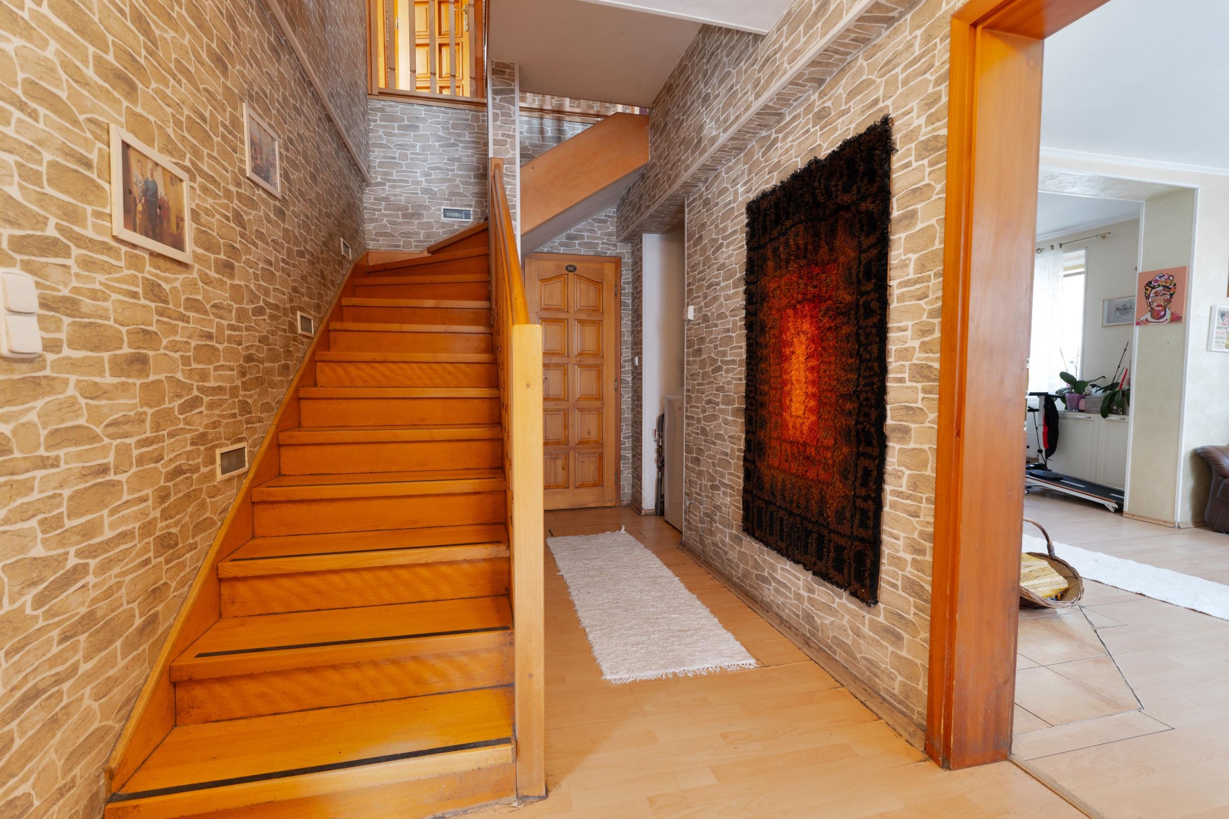 Veľký dvojgeneračný rodinný dom v krásnej oblasti, Svätý Jur, Neštich