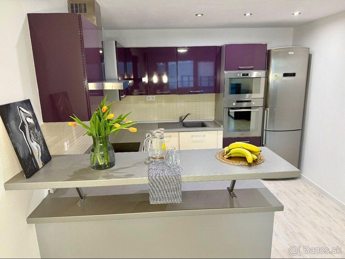 Na predaj priestranný 2-izbový byt s loggiou a parkovacím miestom – Martinčekova ulica, Ružinov