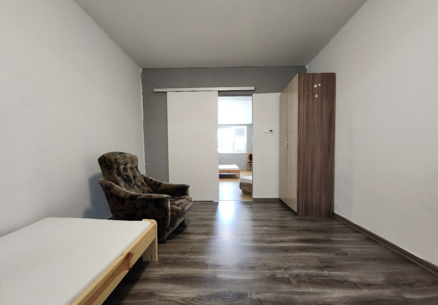 NA PREDAJ: 2 IZBOVÝ BYT V DEVÍNSKEJ NOVEJ VSI